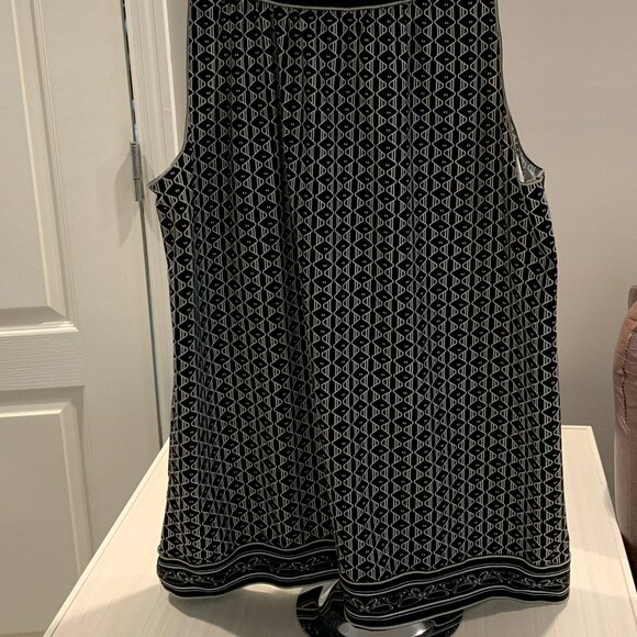 Max Edition Sleeveless Top in Black and White - Picture 3 of 5